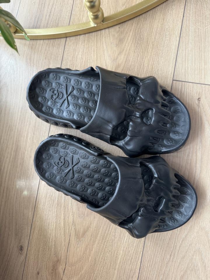 стильные черные шлепанцы