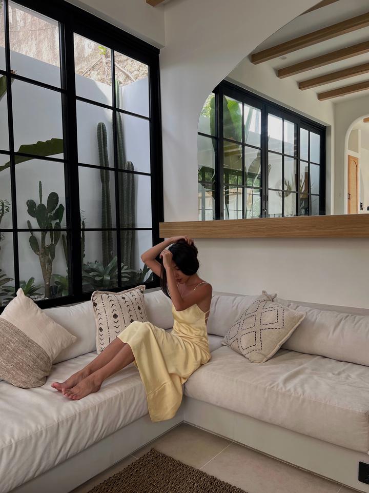 Платье желтое атласное