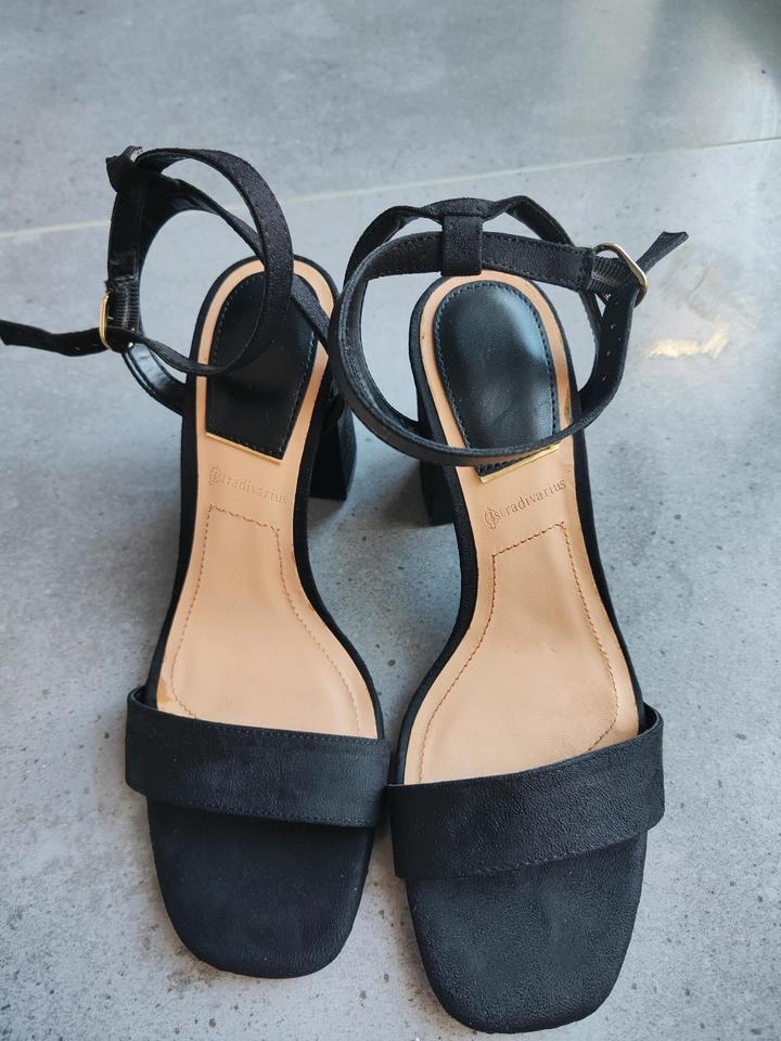 Босоножки Stradivarius