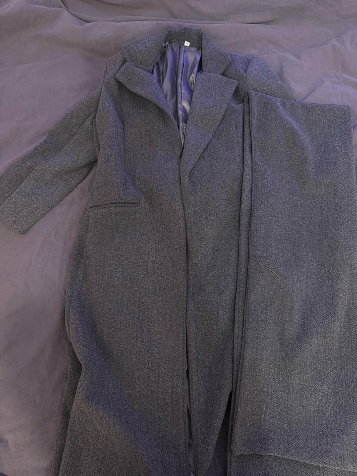 серое пальто с шарфом