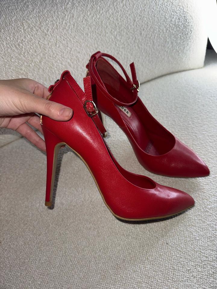 Туфли красного цвета с застежкой на ноге