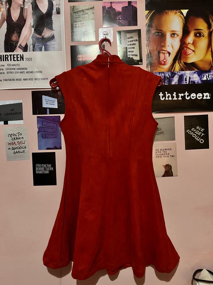 Красное бархатное короткое платье в стиле минимализма