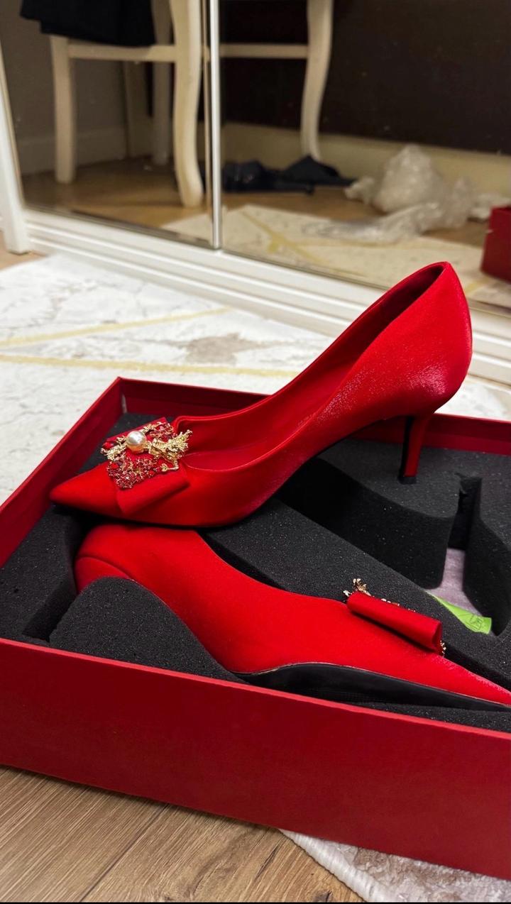 Красные туфли шпильки