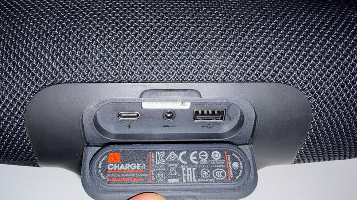 Портативная колонка JBL Charge 4