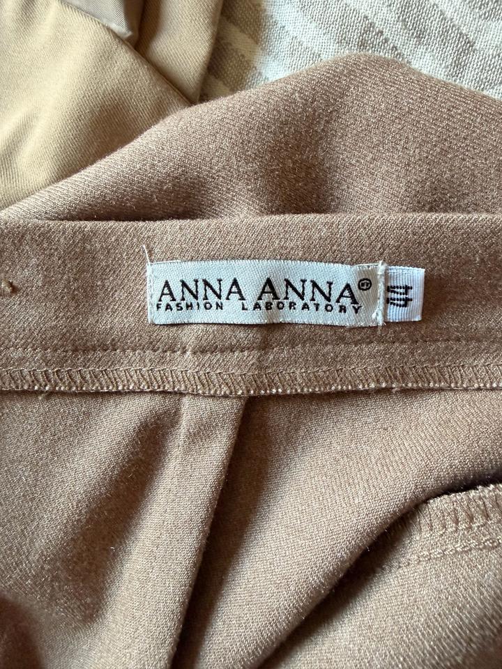 Бежевая юбка казахстанского бренда Anna Anna
