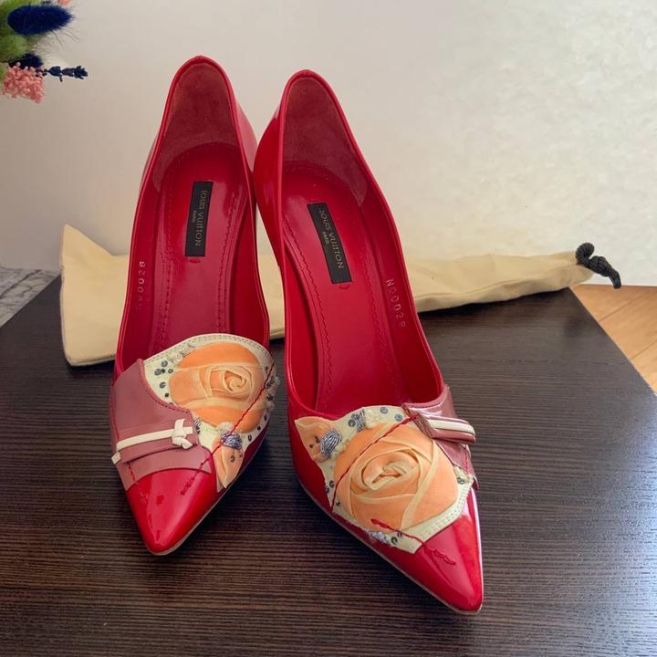 Красные лаковые туфли Louis Vuitton