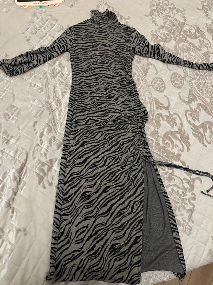 Леопардовое платье от Bershka.