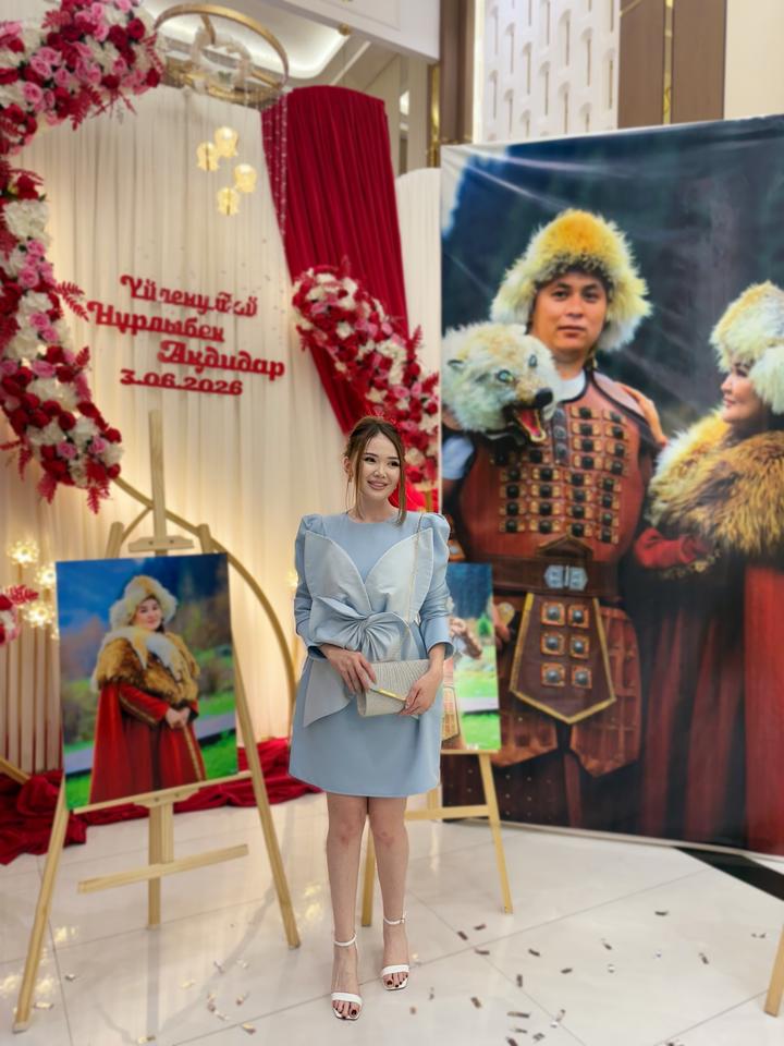 Голубое платье с цветочкам