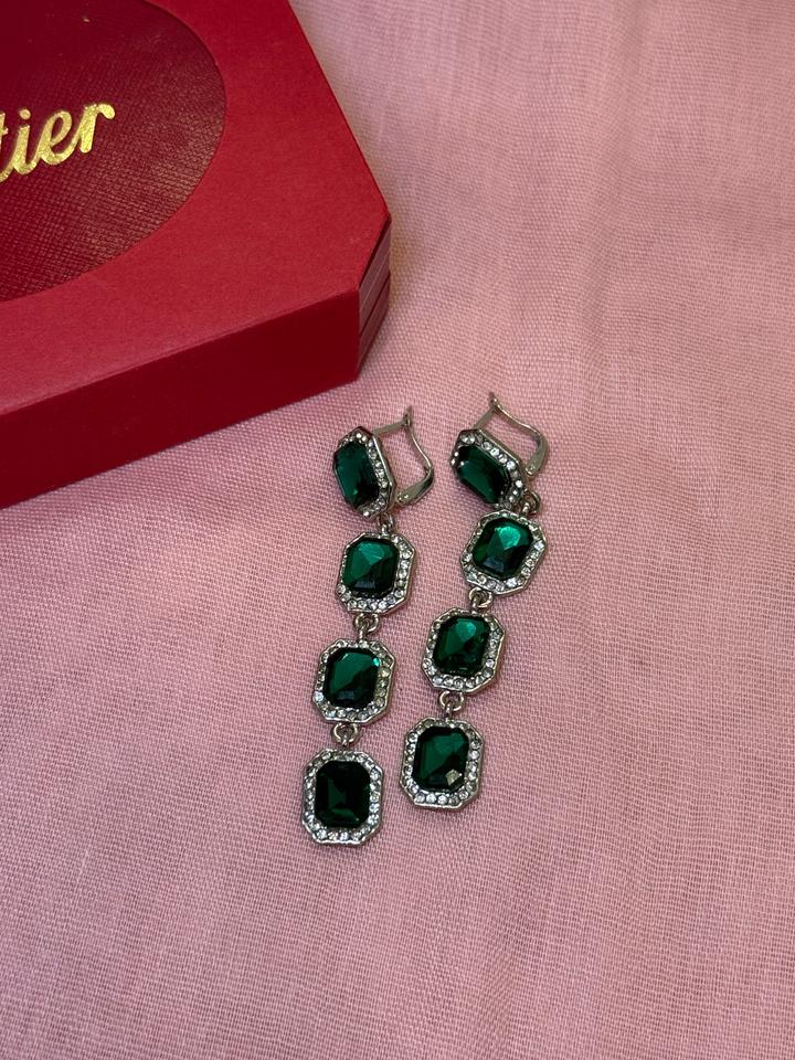 Серьги с изумрудными камнями