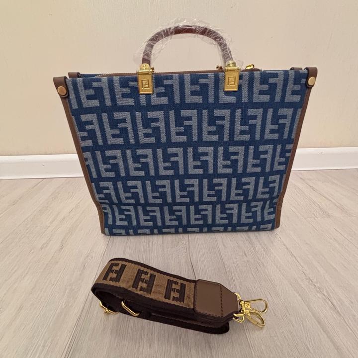 Джинсовый шопер Fendi Roma с текстильным ремешком и янтарными ручками