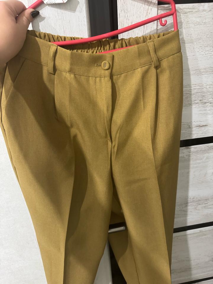 Горчичный костюм без рукавов