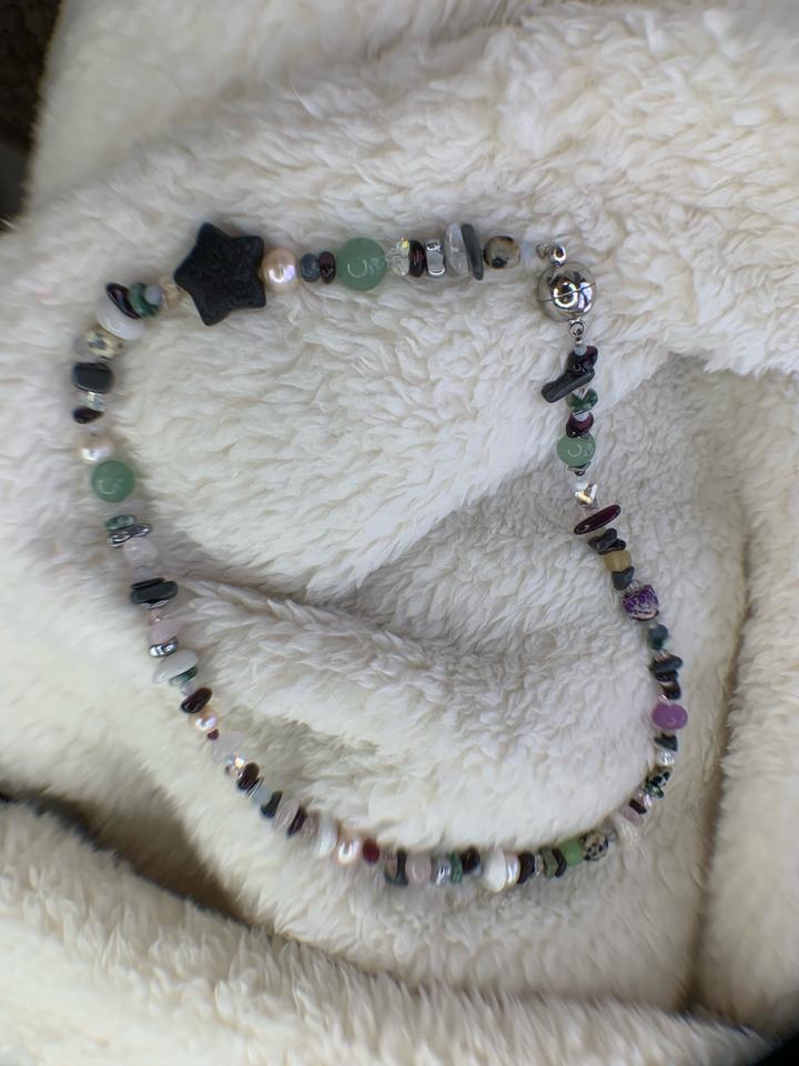 Украшения из натуральных камней на магнитной застежке